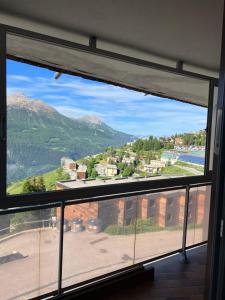 ventana en una habitación con vistas a las montañas en Appartement station Orcieres merlette en Orcières