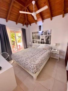 um quarto com uma cama e um tecto em Villa tropical in private residence em Las Terrenas