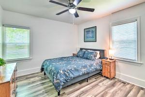 - une chambre avec un lit et un ventilateur de plafond dans l'établissement Pet-Friendly Fayetteville Home with Fenced Yard, à Fayetteville
