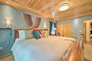 sypialnia z dużym łóżkiem i drewnianym sufitem w obiekcie Smithville Remote Escape with Furnished Deck! w mieście Smithville