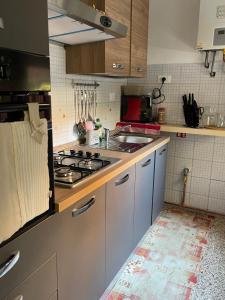 A kitchen or kitchenette at Nuova Casa vacanze nonna Prassede con giardino e posto auto