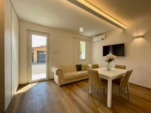 een woonkamer met een tafel en een bank bij La Petite Maison in Colombaro