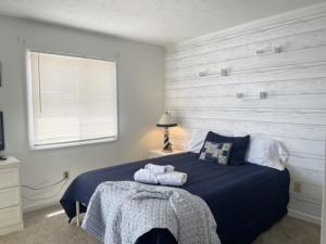 Postel nebo postele na pokoji v ubytování Beach Harbor Unit 32B condo