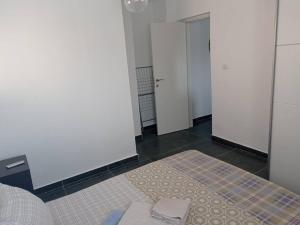 a room with two doors and a rug on the floor at OPTIMA COMFORT in Beer Sheva