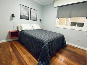 A bed or beds in a room at Piso Céntrico 120m2 + parking propio (O Grove)