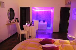 ローマにあるNew Caos Calmoのベッドルーム1室(ベッド1台付)、ダイニングルーム(紫色の照明付)
