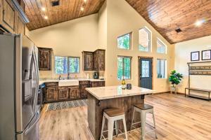 Gallery image of Fire Pits, Spacious Yard Wooded Pinetop Escape! in Indian Pine +21 photos