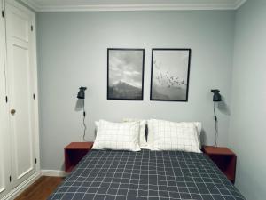 A bed or beds in a room at Piso Céntrico 120m2 + parking propio (O Grove) Még 29 kép