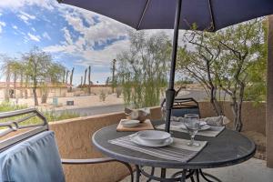 Borrego Springs Retreat with Grill and Patio!的阳台或露台