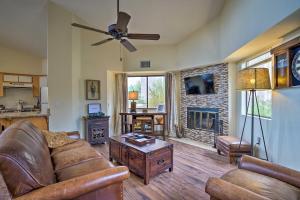 博雷戈斯普林斯Borrego Springs Retreat with Grill and Patio!的带沙发和壁炉的客厅
