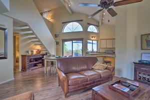 Borrego Springs Retreat with Grill and Patio!的休息区