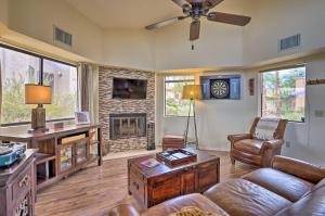 Borrego Springs Retreat with Grill and Patio!的电视和/或娱乐中心
