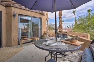 博雷戈斯普林斯Borrego Springs Retreat with Grill and Patio!的带桌子和遮阳伞的露台