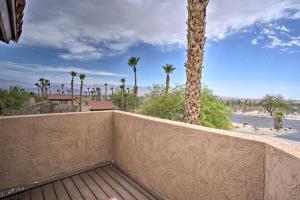 Borrego Springs Retreat with Grill and Patio!的阳台或露台