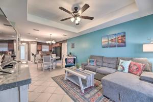 - un salon avec un canapé et une table dans l'établissement Laguna Vista Home with Resort Perks Near Beach!, à Laguna Vista