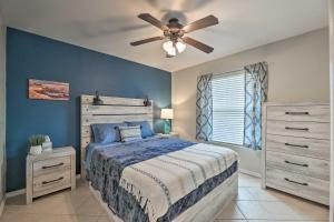 1 dormitorio con 1 cama y ventilador de techo en Laguna Vista Home with Resort Perks Near Beach!, en Laguna Vista