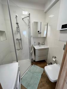 Ένα μπάνιο στο APARTAMENTY „PERŁOWE ZACISZE” +7 φωτογραφίες
