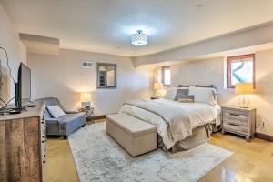 1 dormitorio con 1 cama, 1 silla y TV en Lovely Belmont Apartment with Stunning Views!, en Belmont