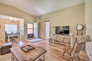 カナブにあるQuaint and Welcoming Kanab Home with Patio!のテーブルとテレビのあるリビングルーム