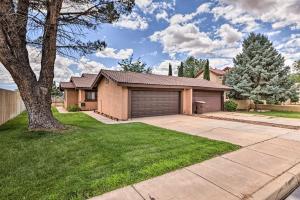 カナブにあるQuaint and Welcoming Kanab Home with Patio!の庭のガレージ付き家