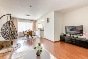 Una televisión o centro de entretenimiento en Luxe apt with parking & garden in wilrijk antwerp