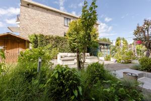 un jardín frente a una casa en Luxe apt with parking & garden in wilrijk antwerp en Amberes