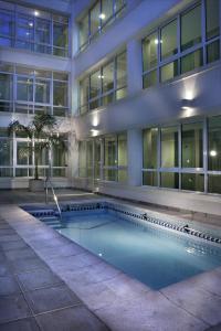 בריכת השחייה שנמצאת ב-Cóndor Suites Apart Hotel או באזור