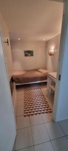 Kleines Zimmer mit einem Bett und einem Teppich in der Unterkunft Gorgeous apartment by the sea in Helsinki