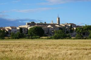 a city in the distance with a field in the foreground w obiekcie Gite des ARTS w mieście Saint-Geniès-des-Mourgues