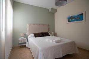 Postel nebo postele na pokoji v ubytování Nuevo apartamento con A A a 2 minutos de la playa MASBO 2