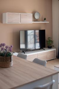 En TV eller et underholdningssystem på Nuevo apartamento con A A a 2 minutos de la playa MASBO 2