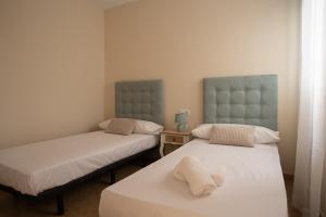 Nuevo apartamento con A A a 2 minutos de la playa MASBO 2 tesisinde bir odada yatak veya yataklar