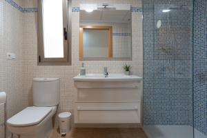 a bathroom with a toilet and a sink and a shower at Nuevo apartamento con A A a 2 minutos de la playa MASBO 2 in Moncófar