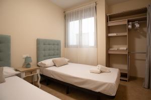 Postel nebo postele na pokoji v ubytování Nuevo apartamento con A A a 2 minutos de la playa MASBO 2