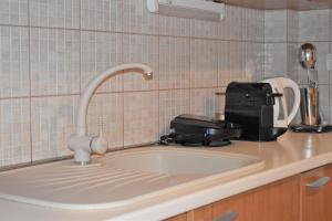 A kitchen or kitchenette at Angelina's Lovely Home