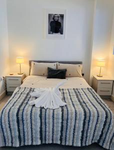 een slaapkamer met een bed met een handdoek erop bij Cotton Apartment Chinatown Central Stay in Birmingham