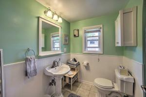 Bilik mandi di Rome City Waterfront Oasis with Beach and Dock! +27 gambar