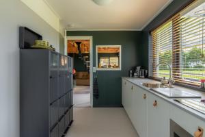 a kitchen with green walls and white counters at Inn Hantum in Hantum