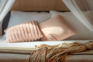 een bed met twee kussens en een deken erop bij Inn Hantum in Hantum