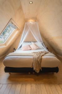 1 dormitorio con 1 cama con mosquitera en Inn Hantum, en Hantum