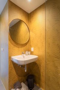een badkamer met een wastafel en een spiegel bij Inn Hantum in Hantum