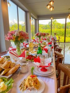 uma mesa longa com pratos de comida em Chateau ikalto em Ikalto