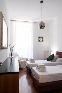una camera con due letti e un tavolo e una finestra di TIME a Roma