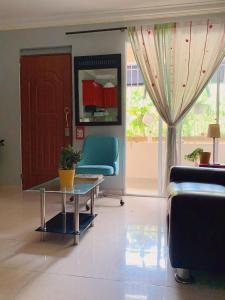 a living room with a table and a blue chair at Moderno Y Elegante in Santo Domingo