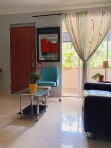 Moderno Y Elegante في سانتو دومينغو: غرفة معيشة مع طاولة وكرسي أزرق