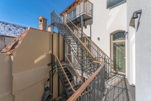 una escalera de metal en el lateral de un edificio en premium suites Postavarului, en Brasov