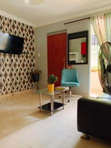 - un salon avec une table et une chaise dans l'établissement Moderno Y Elegante, à Saint-Domingue
