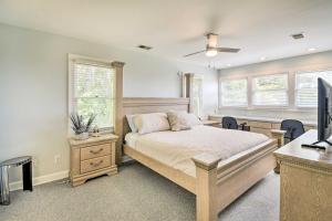 um quarto com uma cama, uma secretária e janelas em Waterfront Sunset Beach Escape with Dock and Golf View em Sunset Beach