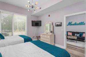 a bedroom with two beds and a television in it at Nashville 3 Bed, 1 Bedroom with Washer, Dryer and Parking in Nashville