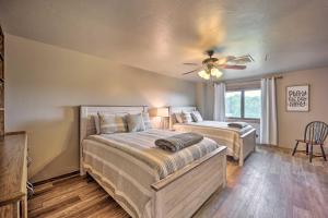 1 dormitorio con 2 camas y ventilador de techo en Cozy Afton Condo with Golf Course and Lake Views!, en Afton